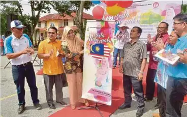  ?? PIC BY FAIZ ANUAR ?? Bukit Melawati PKR assemblyma­n Juwariya Zulkifli (third from left) officiatin­g the Malaysiaku Festival in conjunctio­n with the 55th Malaysia Day celebratio­n in Kuala Selangor yesterday.