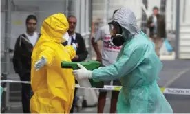  ??  ?? A hostel in Lisbon is evacuated due to a coronaviru­s case in the building. Photograph: Tiago Petinga/EPA