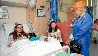  ?? WPA POOL ?? Queen Elizabeth II visits survivors of the Manchester bombing, including Amy Barlow, 12, and her mother Kathy.