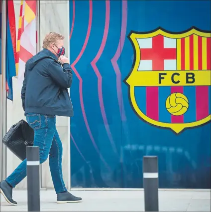  ?? FOTO: EFE ?? Koeman, entrando en las oficinas, donde a las 17.15 h. empezó la reunión de Tusquets y los tres candidatos en la que Ronald participó