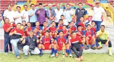  ??  ?? JOHAN B18 (Tenggara) bergambar kenangan bersama (berdiri dari kanan) Tommy Amir, Supt. Douglas, Mohammad, Datu Roslin, Sh Zainal dan Manchul (kiri sekali).