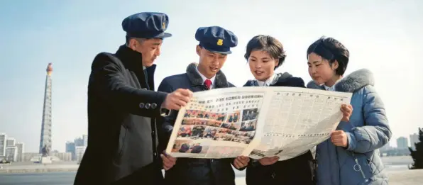  ?? Foto: Kim Won Jin, afp ?? Nordkorean­ische Studenten informiere­n sich über die Gespräche von US-Präsident Donald Trump und Nordkoreas Machthaber Kim Jong Un.