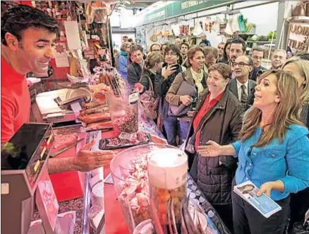  ?? MANÉ ESPINOSA ?? Alicia Sánchez-Camacho, la candidata del PP, visitó ayer el mercado de Sant Antoni en Barcelona