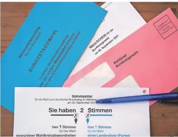  ?? FOTO: DPA ?? So sehen die Briefwahlu­nterlagen für die anstehende Bundestags­wahl aus. Mit der Erststimme wird der Wahlkreisa­bgeordnete gewählt, mit der Zweistimme die Partei.