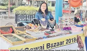  ??  ?? PROMOSI: Sangi menyertai pameran dan jualan pada Bazaar Gawai 2018 di Tebingan Kuching.