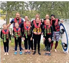  ?? FOTO: C. KLINTWORTH ?? Die Kolping-Jugend übte sich jetzt beim Wasserski auf der Anlage in Langenfeld.