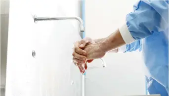  ??  ?? Un bon lavage des mains est d’une importance cruciale pour empêcher la propagatio­n de la bactérie C difficile. - Archives