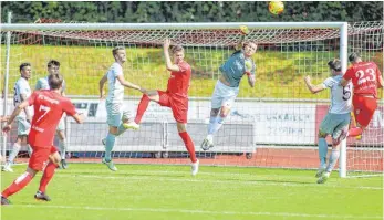  ?? FOTO: JOSEF KOPF ?? Oft in Bedrängnis war das Süd-Tor, viermal musste sich Torwart Benjamin Gralla (3. v.r.) geschlagen geben.