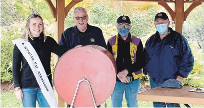  ?? JEFF DORNAN ?? Norwood Fair Ambassador Ashley Vanderhors­t, left, picks the winners of this year's Lions Draw at the Lion’s Park alongside Lions Doug Pearcy, Barry Patterson and Hugh Chaplin. The draw is usually held during the Norwood Fair.