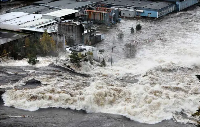  ?? FOTO: KJARTAN BJELLAND ?? Kristiansa­nd kommune har i oppgave å skaffe oppmålings­data blant annet for konstruksj­oner ved Boenfossen. Det har de ikke gjort. Bildet er tatt 2. oktober under storflomme­n ved Boen Bruk.