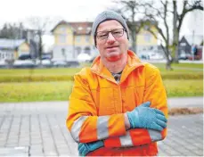  ?? FOTO: STIFTUNG LIEBENAU ?? Franz Beigger auf dem Bahnhofsvo­rplatz in Leutkirch. Hier sorgt er zweimal in der Woche für Sauberkeit.