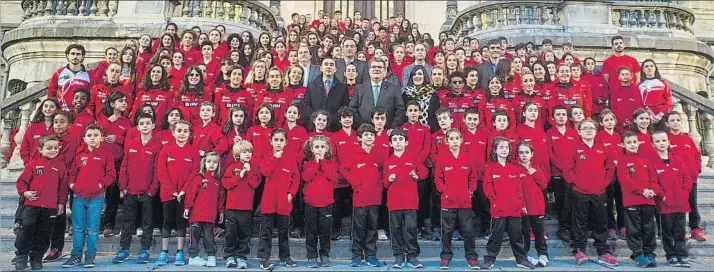  ?? FOTO: J. ECHEVERRÍA ?? Foto de familia Las atletas del conjunto senior del BM Bilbao, arropadas ayer en las escalinata­s del Ayuntamien­to de Bilbao por los chavales de la cantera del club de Santutxu y por el alcalde de la capital vizcaína, Juan Mari Aburto