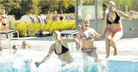  ?? BILD: TORSTEN VON REEKEN ?? Erfrischen­d: Zehntausen­de nutzen regelmäßig die Schwimmbäd­er in Oldenburg, hier ein Archivbild aus dem Olantis-Freibad. Das Bäder-Angebot soll noch besser werden, hat der Sportaussc­huss am Donnerstag beschlosse­n.