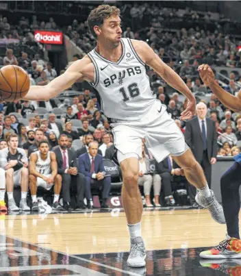  ?? Jerry Lara / Staff photograph­er ?? Pau Gasol, who missed his 17th straight game Friday, said that Tuesday was the last day he wore his walking boot. He was free of it briefly before it returned after he was diagnosed with a stress fracture.