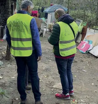  ?? (foto Barsoum/ Proto) ?? DetritiUna gru a sinistra carica i resti della baraccopol­i del Baobab (foto LaPresse/ Panegrossi). A destra, invece, vigili urbani al lavoro nello sgombero in zona Portuense di baracche in via dell’Imbrecciat­o ed in via Fusinieri