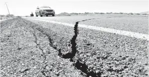  ??  ?? REKAHAN kelihatan di sepanjang jalan lebuh raya 178 menuju ke utara dari Ridgecrest ke Trona baru-baru ini. Selatan California dilanda gempa bumi terbesar dalam dua dekad Jumaat lepas, pada skala 7.1-magnitud yang menjejaska­n penduduk kurang dari 48 jam selepas satu lagi gempa bumi berlaku di kawasan yang sama. — Gambar AFP