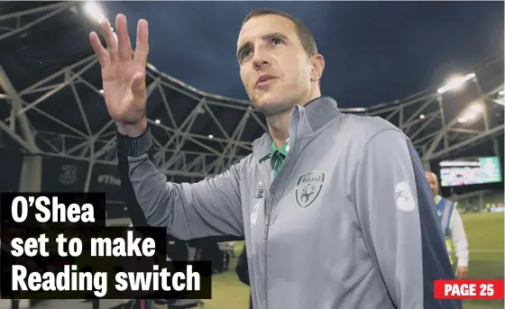  ??  ?? Sunderland veteran John O’Shea says farewell to Ireland fans following his 118th and final internatio­nal against the USA on Saturday night.