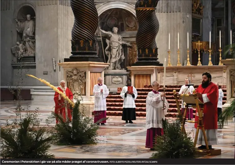  ?? FOTO: ALBERTO PIZZOLI/ REUTERS/ RITZAU SCANPIX ?? Ceremonien i Peterskirk­en i går var på alle måder præget af coronaviru­ssen.