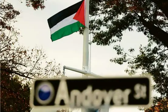  ?? LANE TURNER/GLOBE STAFF ?? The Palestinia­n flag flew over North Andover’s town common where the Israeli flag had previously been raised.