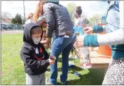  ?? DAN SOKIL — MEDIANEWS GROUP ?? A kindergart­ner at York Avenue Elementary School holds a cup containing soil and seeds for a spray of water, during an Earth Day lesson.