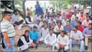  ?? DEEPAK GUPTA/HT ?? Members of LU Chhatra Sangharsh Morcha organised a lecture at gate no.2 of Lohia Park in Gomti Nagar on Wednesday.