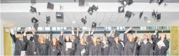  ?? FOTO: SANDRO BREZGER ?? 42 Studierend­e der berufsbegl­eitenden Masterstud­iengänge General Management und Wirtschaft­singenieur­wesen an der Graduate School Ostwürttem­berg haben ihren Abschluss geschafft.