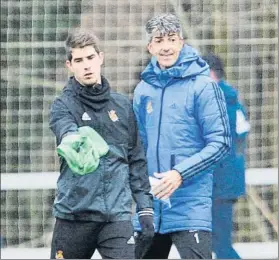  ?? FOTOS: UNCITI ?? Imanol exhibió parte de su manera de actuar en su primer entrenamie­nto, tras el que dio la mano a todos los jugadores (en la imagen de abajo a la izquierda Pardo). A la derecha, en medio, posa con Izaguirre, Labaka, Alemán y Ocenda