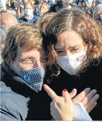  ?? JESÚS HELLÍN / EP ?? José Luis Martínez-Almeida e Isabel Díaz Ayuso se funden en un abrazo ayer en la catedral de La Almudena.