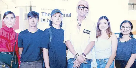  ??  ?? Polaroid express: (from left) digital influencer Ida Anduyan, photograph­er Patrick Diokno, Primer Group brand acquisitio­ns manager Mark Sebastian, Polaroid Originals head of Asia James Yao, Polaroid Originals PH brand senior associate Marga Parcon,...