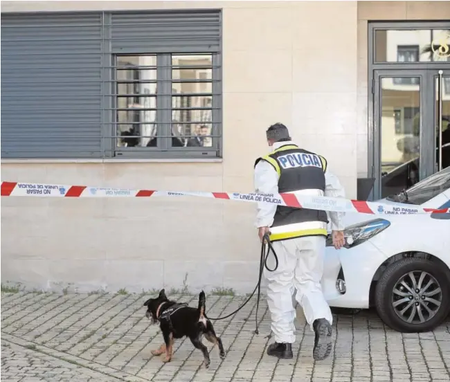  ?? DE SAN BERNARDO ?? Arriba, un agente de Policía se dirige a la vivienda en la que un vecino de Getafe mató el pasado martes a sus dos hijos, antes de suicidarse al paso del tren