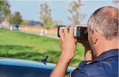  ?? Foto: Wolfgang Widemann ?? Raser im Visier: Jochen Berktold von der Polizeiins­pektion Donauwörth hat beim Blitzmarat­hon die Staatsstra­ße zwischen Wemding und Fessenheim mit dem Laser messgerät im Blick.