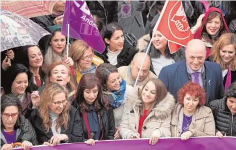  ?? ÁLVARO CARMONA ?? La delegada del Gobierno, tercera por la derecha en la pancarta, durante el 8 de marzo