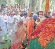  ??  ?? (From left) Cavalcade moving with the mortal remains of Kalyan Singh in Aligarh; Governor Anandi Ben Patel and chief minister Yogi Adityanath paying floral tribute. Union Home Minister Amit Shah and others are also seen in the picture.