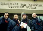  ??  ?? Beneficenz­a Seba, Francesco, Canio e Beppe