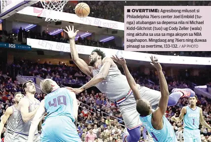  ?? / AP PHOTO ?? ■ OVERTIME: Agresibong milusot si Philadelph­ia 76ers center Joel Embiid (tunga) atubangan sa depensa nila ni Michael Kidd-Gilchrist (tuo) ug Cody Zeller (wala) ning aktuha sa usa sa mga aksyon sa NBA kagahapon. Mingdaog ang 76ers ning duwaa pinaagi sa overtime, 133-132.