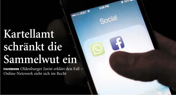  ?? DPA-BILD: SADOF ?? Nicht nur auf diesem Smartphone sind WhatsApp und Facebook eng verknüpft. Die Kartellhüt­er sehen eine marktbeher­rschende Stellung.