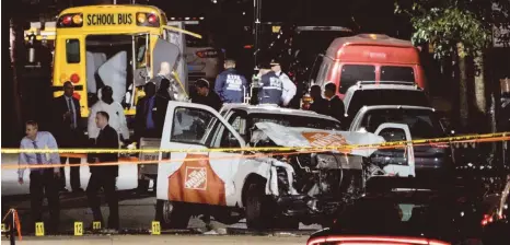  ?? FOTO: CRAIG RUTTLE/DPA ?? Die Terroratta­cke mit einem gemieteten Pick-up-Truck in New York erinnert an ähnliche Angriffe mit Fahrzeugen in den vergangene­n Jahren, etwa in London, Nizza oder Berlin.