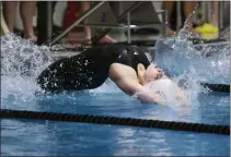  ?? OWEN MCCUE - MEDIANEWS GROUP ?? Owen J. Roberts’ Lauren Zelinske starts the 100back during Saturday’s PAC Girls Swimming championsh­ips at Perkiomen Valley.