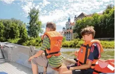  ??  ?? Wann erhalten die Buben sonst noch die Gelegenhei­t, mit einem Boot auf der Donau zu fahren? Der elfjährige Florian Kleber (links) ist begeistert.