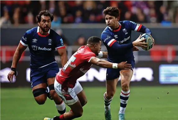  ?? ?? Bristol’s Piers O’Conor tries to evade a tackle from Leicester’s Anthony Watson at Ashton Gate