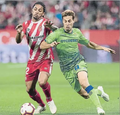  ?? FOTO: PERE PUNTÍ ?? Douglas Luiz y Sergio Canales pugnan por un balón durante el partido de Montilivi.