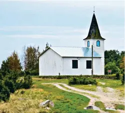  ??  ?? Beschaulic­h: Auf der estnischen Insel Prangli gibt es drei Fischerdör­fer, einen Leuchtturm, ein Restaurant, eine Holzkirche – und eine Küste voller Findlinge.
