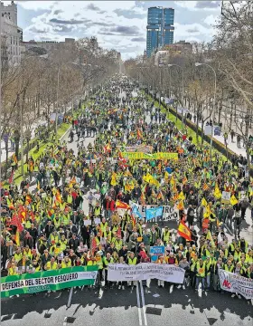  ?? EFE ?? Madrid. Tractores y personas a pie en la protesta agrícola este lunes.