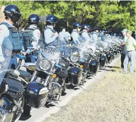  ??  ?? DESPLIEGUE POLICIACO.
El secretario de Seguridad Pública, Héctor Pesquera, no precisó los costos del operativo para garantizar el paso de los camiones al vertedero. La cantidad de oficiales duplicaba a los manifestan­tes.