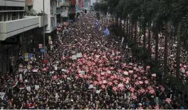  ?? Bild: Kin Cheung ?? Enligt arrangörer­na deltog två miljoner av Hongkongs sju miljoner invånare i gårdagens protester.