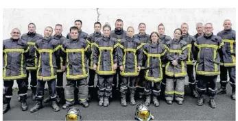  ??  ?? De futurs pompiers sont venus se former lors d’un exercice au sein de l’entreprise Nutréa.