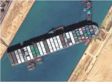  ?? FOTO: AP/DPA ?? Ein Satelliten­bild zeigt das Containers­chiff „Ever Given“im Suezkanal, das die wichtige Schifffahr­tsstraße zwischen Asien und Europa blockiert. Die erhoffte Freilegung des Schiffs kommt nur langsam voran.