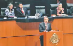  ??  ?? Mario Alberto Casas, director del IPN, durante su discurso al recibir un reconocimi­ento con motivo del 67 aniversari­o de la Escuela Superior de Economía (ESE).