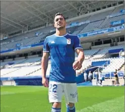  ??  ?? PRESENTADO. Joselu ya viste de blanquiazu­l en el Tartiere..