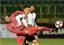  ?? LUIS ACOSTA/AFP ?? Luta. Marquinhos Gabriel briga pela bola na cidade de Tunja